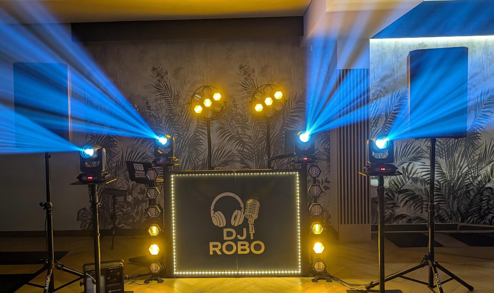 Nowy stół DJ-ski DJ Robo z podświetlanym logo i oświetleniem sceny